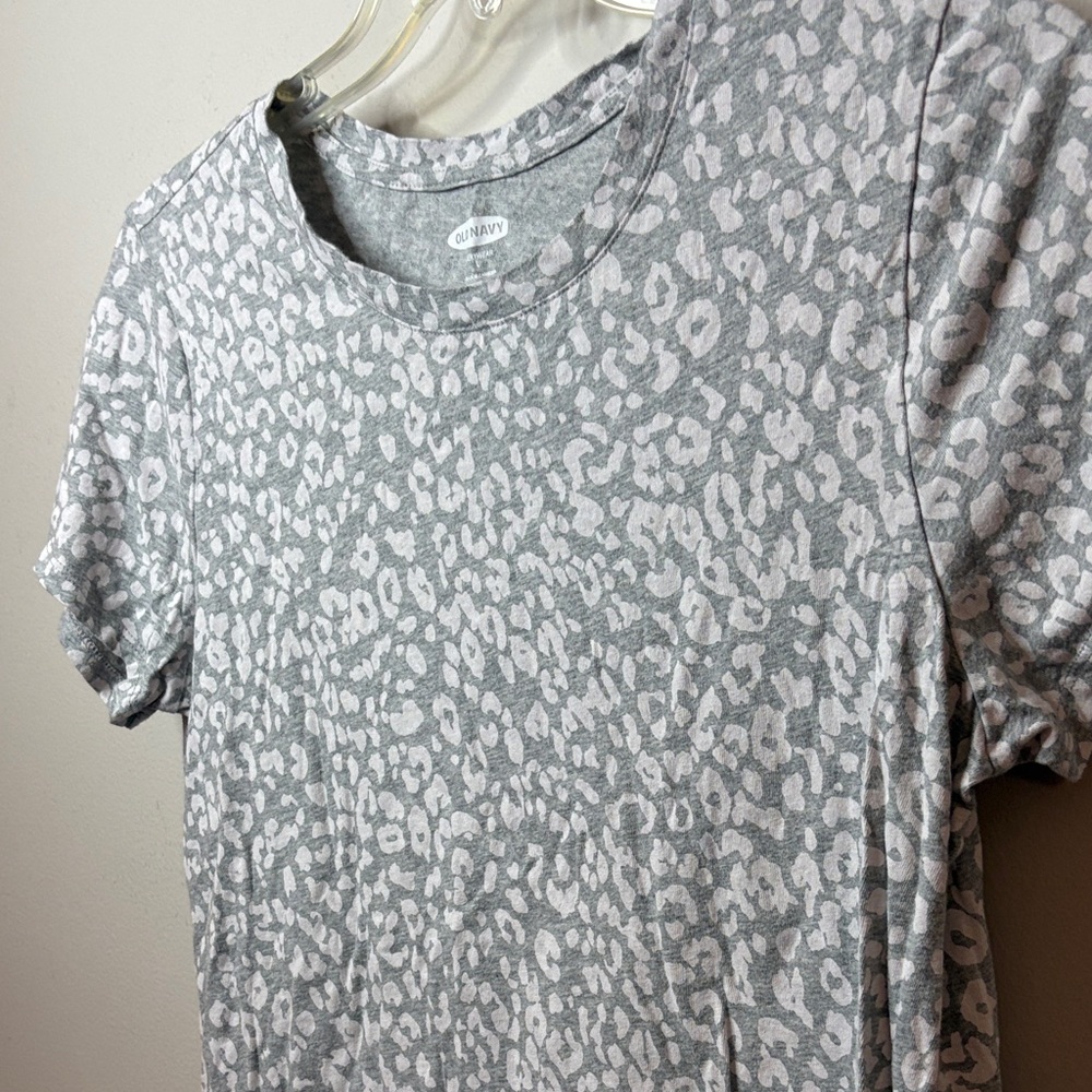 Old Navy Gray and White Leopard Short Sleeve Tee - Picture 2 of 6